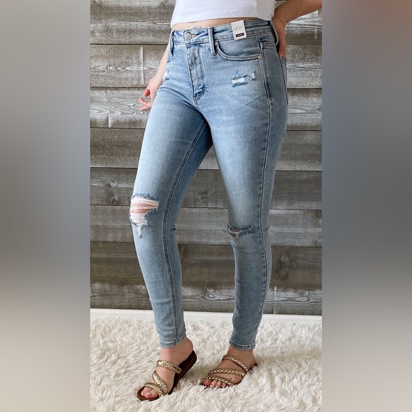 judy blue mid rise tummy control destroyed skinny jeans light wash JB88797REG LT - Picture 2 of 14
